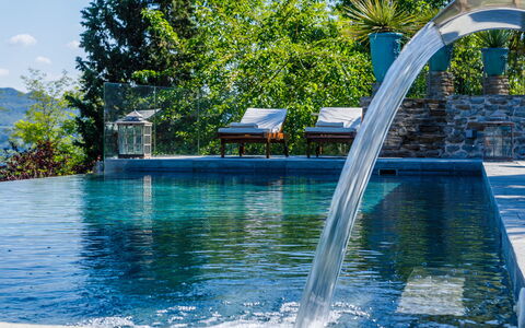 Il Castellaccio 8: Blau, Wasser, Schwimmbad, Verbundwerkstoff, Water Feature, Resort, Freizeit, Reflexion, Tropen, Eco Hotel