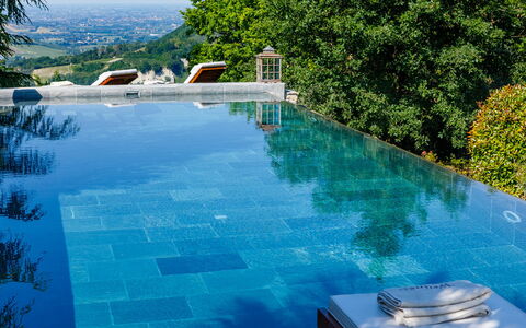 Il Castellaccio 8: Blau, Schwimmbad, Wasser, Verbundwerkstoff, Water Feature, Resort, Freizeit, Eco Hotel, Gartenmöbel, Schatten