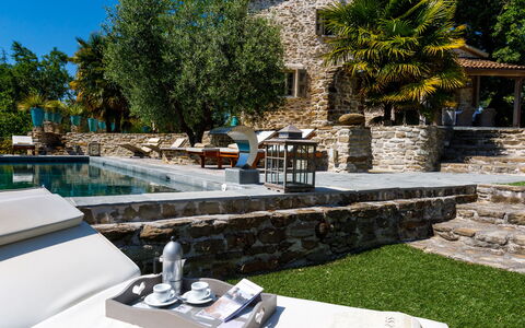 Il Castellaccio 8: Möbel, Gartenmöbel, Schwimmbad, Resort, Stuhl, Schatten, Freizeit, Sonnenliege, Flagstone, Terrasse