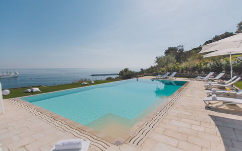 Villa Triscele 10: Blau, Wasser, Schwimmbad, Resort, Meer, Küsten Und Ozeanische Forms, Küste, Gartenmöbel, Ozean, Freizeit