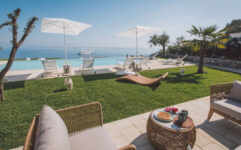 Villa Triscele 10: Meer, Ozean, Resort, Gartenmöbel, Küste, Schatten, Freizeit, Landscaping, Eco Hotel, Tropen