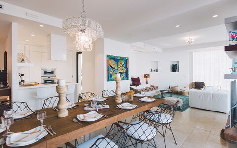 Villa Triscele 10: Möbel, Interior Design, Stuhl, Flooring, Tabelle, Küche & Esszimmer Tisch, Fussboden, Decke, Esszimmer, Zimmer