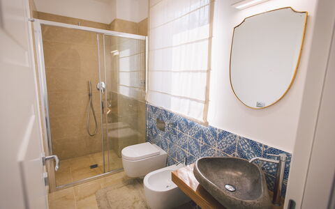 Villa Triscele 10: Flooring, Fussboden, Armatur, Interior Design, Badezimmer, Fliese, Zimmer, Toilleten Sitz, Installation, Toilette