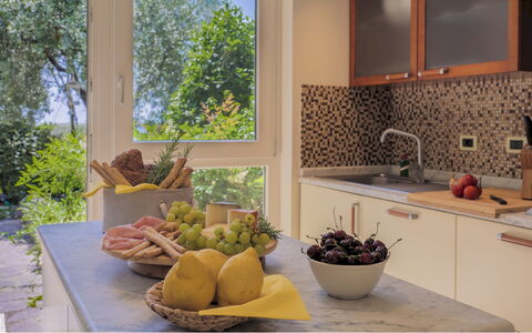 Il Ciliegio sul Lago 6: Küche, Countertop, Möbel, Interior Design, Geschirr, Küchengerät, Zuhause, Flooring, Zapfhahn, Essen