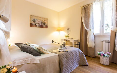 Il Ciliegio sul Lago 6: Möbel, Interior Design, Bett, Schlafzimmer, Fussboden, Flooring, Zimmer, Linens, Textil, Beleuchtung