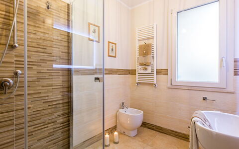 Il Ciliegio sul Lago 6: Flooring, Badezimmer, Armatur, Fussboden, Interior Design, Bad Sink, Zapfhahn, Sinken, Installation, Beleuchtung