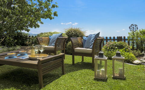 Il Ciliegio sul Lago 6: Möbel, Gartenmöbel, Garten, Tisch Im Freien, Stuhl, Wicker, Terrasse, Blumentopf, Holzbeize, Schatten