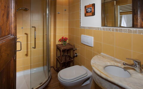 Il Borgo 16: Badezimmer, Armatur, Bad Sink, Interior Design, Wand, Sinken, Flooring, Holz, Fussboden, Zapfhahn