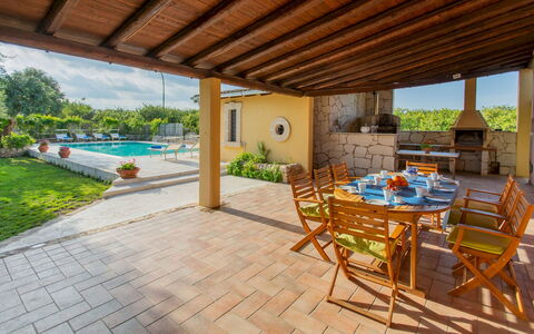 Il Giardino dei Limoni 8: Möbel, Schwimmbad, Flooring, Gartenmöbel, Resort, Stuhl, Fussboden, Schatten, Küche & Esszimmer Tisch, Flagstone