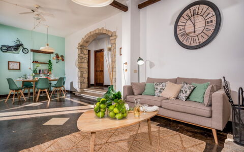 Il Giardino dei Limoni 8: Möbel, Interior Design, Flooring, Wand, Holz, Fussboden, Wohnzimmer, Couch, Zimmer, Tabelle