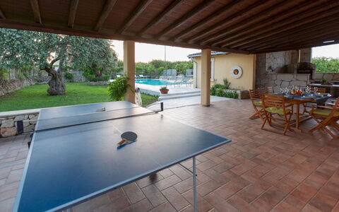 Il Giardino dei Limoni 8: Möbel, Flooring, Fussboden, Schwimmbad, Resort, Tabelle, Interior Design, Stuhl, Schatten, Fliese