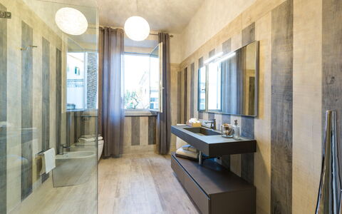 Villa Sole al Molino a Vento 8: Flooring, Wand, Badezimmer, Armatur, Interior Design, Fussboden, Beleuchtung, Spiegel, Light Fixture, Decke