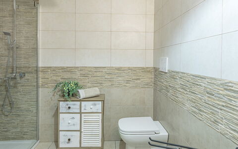 Il Grillo 10: Flooring, Fussboden, Fliese, Armatur, Badezimmer, Installation, Toilette, Zapfhahn, Keramik