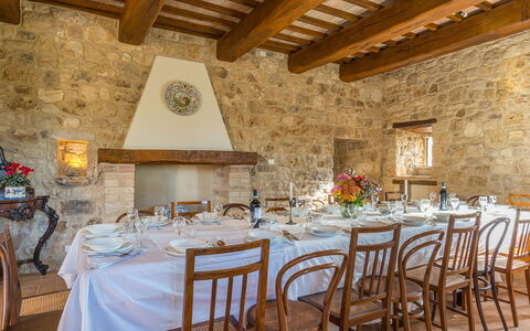 Santa Illuminata 12: Möbel, Tabelle, Küche & Esszimmer Tisch, Stuhl, Tischdecke, Restaurant, Esszimmer, Kernstück, Zimmerpflanze, Linens