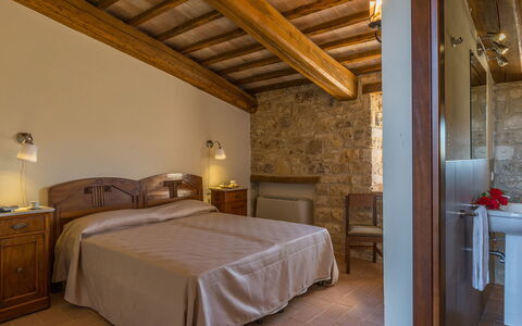 Santa Illuminata 12: Wand, Flooring, Zimmer, Decke, Schublade, Schlafzimmer, Lampe, Hartholz, Bettrahmen, Bedding