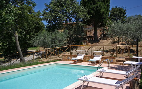 Monterzi 4: Schwimmbad, Möbel, Gartenmöbel, Resort, Stuhl, Estate, Hazienda, Villa, Sonnenliege, Hotel