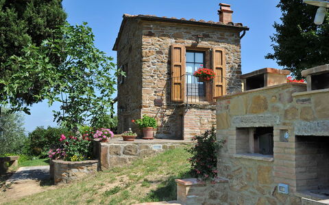 Monterzi 4: Strauch, Tür, Hütte, Garten, Steinwand, Landscaping, Blumentopf, Garten, Bauernhaus