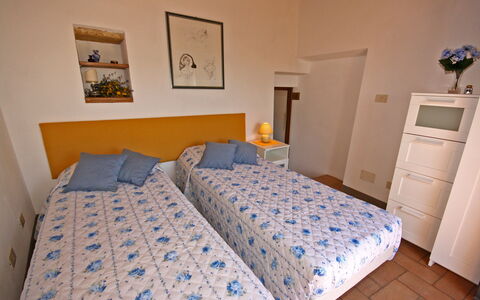 Monterzi 4: Bett, Schlafzimmer, Möbel, Bedding, Wand, Bettdecke, Holz, Fussboden, Flooring, Zimmer
