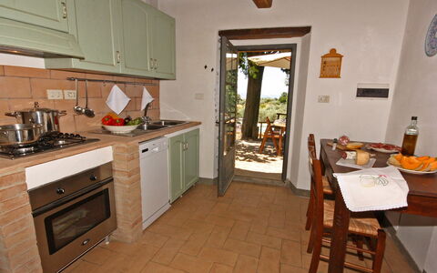 Monterzi 4: Möbel, Holz, Flooring, Küchengerät, Küche, Major Appliance, Interior Design, Zuhause, Countertop, Herd