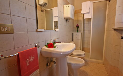 Monterzi 4: Flooring, Fussboden, Bad Sink, Armatur, Interior Design, Sinken, Badezimmer, Möbel, Zapfhahn, Installation