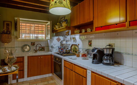 Villa Agave 8: Küche, Küchengerät, Countertop, Major Appliance, Cabinetry, Holz, Interior Design, Spüle, Möbel, Flooring