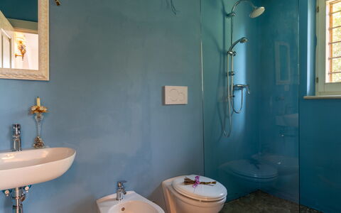 Villa Agave 8: Blau, Badezimmer, Wand, Armatur, Bad Sink, Flooring, Interior Design, Zapfhahn, Fussboden, Installation