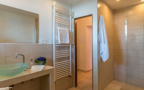 Casale Rasa 20+2: Flooring, Wand, Fussboden, Interior Design, Badezimmer, Armatur, Beleuchtung, Installation, Decke, Zapfhahn