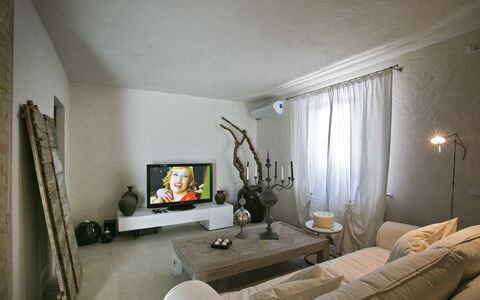 Casa Angela 6: Möbel, Interior Design, Wand, Couch, Decke, Wohnzimmer, Zimmer, Flooring, Beleuchtung, Zuhause