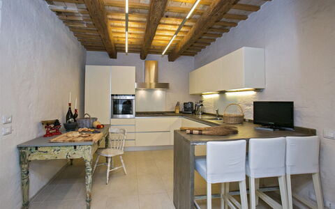 Casa Angela 6: Möbel, Interior Design, Flooring, Küche, Countertop, Holz, Fussboden, Decke, Küchengerät, Zimmer