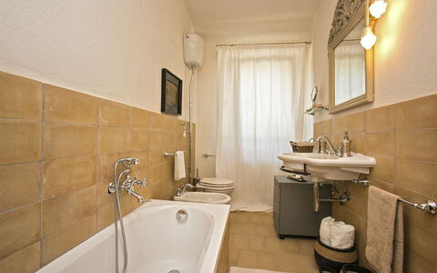 Casa Angela 6: Badezimmer, Wand, Armatur, Flooring, Bad Sink, Fussboden, Interior Design, Sinken, Zapfhahn, Installation