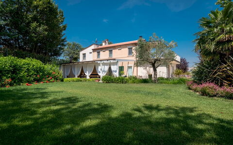 Casa Angela 6: Strauch, Garten, Estate, Rasen, Landscaping, Hazienda, Garten, Schatten, Villa, Bauernhaus