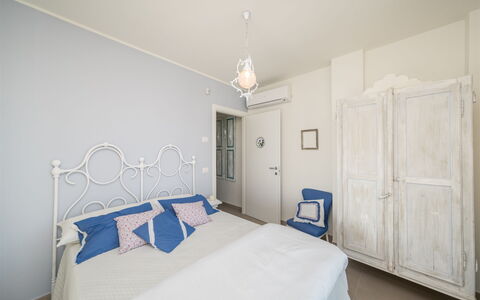 Casa di Eolo 8+2: Schlafzimmer, Möbel, Bett, Interior Design, Bettdecke, Bedding, Fussboden, Linens, Textil, Zimmer