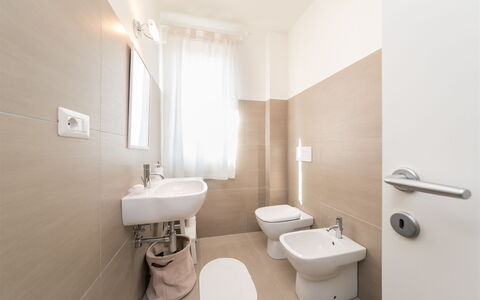 Casa di Eolo 8+2: Flooring, Fussboden, Armatur, Toilette, Interior Design, Badezimmer, Toilleten Sitz, Installation, Sinken, Bidet