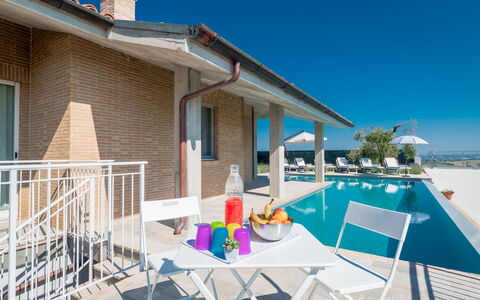 Casa di Eolo 8+2: Schwimmbad, Gartenmöbel, Möbel, Resort, Stuhl, Verbundwerkstoff, Freizeit, Sonnenliege, Schatten, Villa