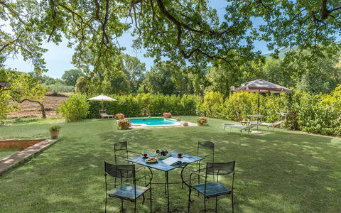 Mulino della Quercia 2+1: Baum, Schwimmbad, Strauch, Garten, Resort, Rasen, Schatten, Eco Hotel, Landscaping, Hinterhof