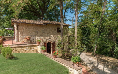Mulino della Quercia 2+1: Wand, Die Architektur, Strauch, Haus, Garten, Ländliches Gebiet, Hütte, Estate, Hinterhof