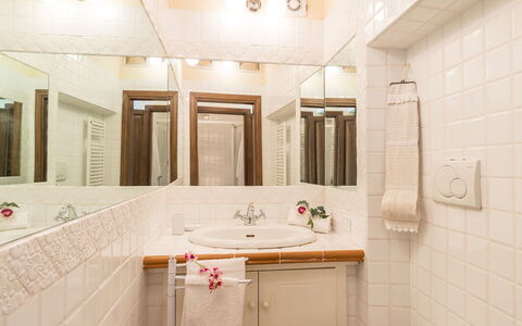 Mulino della Quercia 2+1: Bad Sink, Badezimmer, Interior Design, Armatur, Wand, Flooring, Sinken, Fussboden, Spiegel, Zapfhahn