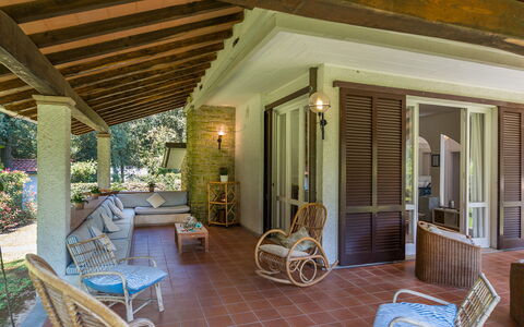 Villa la Meridiana 8+1: Möbel, Holz, Stuhl, Interior Design, Decke, Flooring, Fussboden, Veranda, Tabelle, Resort