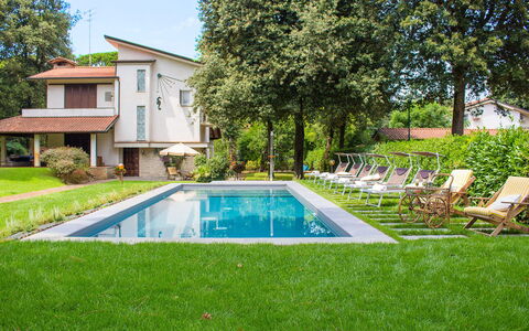 Villa la Meridiana 8+1: Schwimmbad, Wohngebiet, Haus, Zuhause, Resort, Strauch, Garten, Estate, Rasen, Hinterhof