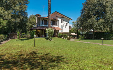 Villa la Meridiana 8+1: Haus, Wohngebiet, Zuhause, Strauch, Dach, Grundstueck, Rasen, Estate, Garten, Hütte