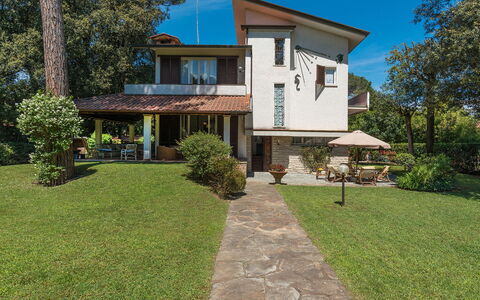 Villa la Meridiana 8+1: Gebäude, Zuhause, Wohngebiet, Haus, Dach, Strauch, Hütte, Menschliche Siedlung, Estate, Vorort