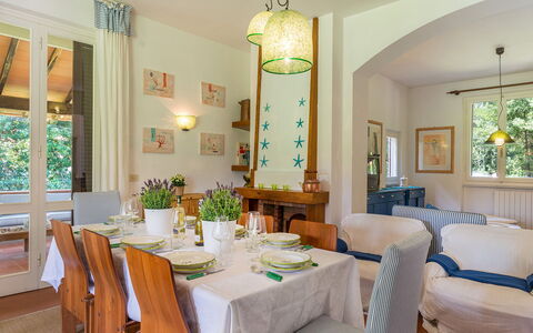 Villa la Meridiana 8+1: Möbel, Interior Design, Decke, Tabelle, Stuhl, Flooring, Esszimmer, Zimmer, Beleuchtung, Zuhause