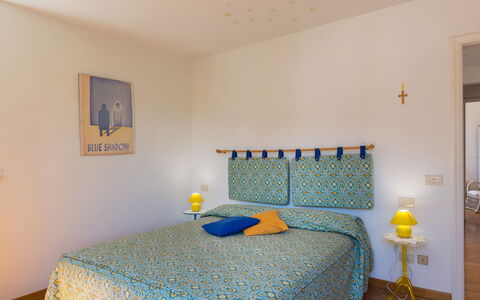Villa la Meridiana 8+1: Interior Design, Bett, Möbel, Schlafzimmer, Wand, Bettdecke, Bedding, Fussboden, Zimmer, Holz