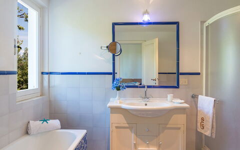 Villa la Meridiana 8+1: Blau, Interior Design, Armatur, Flooring, Bad Sink, Spiegel, Badezimmer, Sinken, Zapfhahn, Fussboden