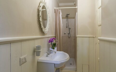 Villa la Corte 6: Badezimmer, Interior Design, Armatur, Bad Sink, Flooring, Installation, Fussboden, Zapfhahn, Zimmer, Sinken