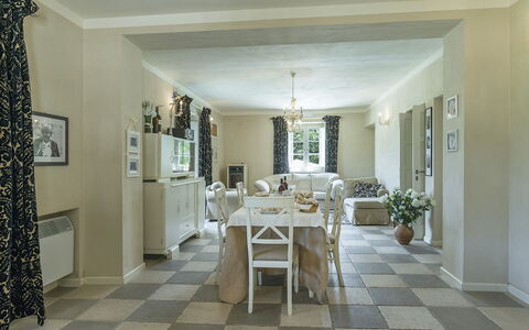 Villa la Corte 6: Möbel, Interior Design, Flooring, Fussboden, Decke, Tabelle, Stuhl, Zimmer, Beleuchtung, Esszimmer