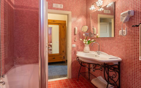 Tenuta di Pratello 24: Badezimmer, Armatur, Bad Sink, Interior Design, Wand, Flooring, Sinken, Zapfhahn, Fussboden, Installation