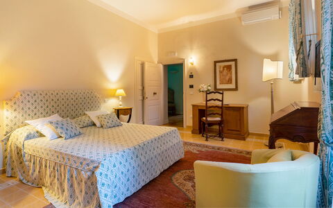 Tenuta di Pratello 24: Möbel, Interior Design, Flooring, Fussboden, Wand, Zimmer, Tabelle, Decke, Bett, Schlafzimmer