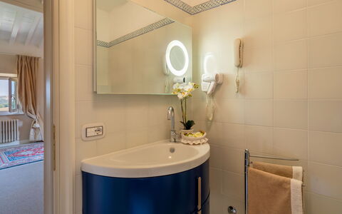 Tenuta di Pratello 24: Interior Design, Flooring, Fussboden, Zimmer, Möbel, Beleuchtung, Zuhause, Armatur, Decke, Zapfhahn