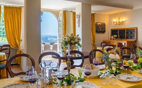 Tenuta di Pratello 24: Möbel, Interior Design, Tabelle, Tischdecke, Esszimmer, Küche & Esszimmer Tisch, Linens, Stuhl, Restaurant, Zimmerpflanze